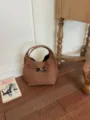 Retro braune Beultasche für Damen, stilvolle Kunstleder-Umhängetasche mit Metallschließe. - Ohne Anhänger / Braun