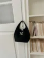 Elegante schwarze Beultasche für Damen, stilvolle Schultertasche aus Leder mit Metallschließe. - Ohne Anhänger / Schwarz