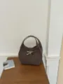 Dunkelbraune Wildleder-Eimer-Tasche mit Metallverschluss, elegante Retro-Umhängetasche Damen. - Ohne Anhänger / Kaffee