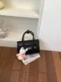 Stilvolle gewebte Umhängetasche mit Griff, retro Luxus Damen kleine quadratische Tasche. - Mit Anhänger / Schwarz