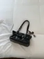 Schwarze Vintage-Leder-Achseltasche mit Metallösen, schicke Schultertasche für Damen. - Mit Anhänger / Schwarz