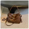 Brown oil-wax leather shoulder bag, casual large-capacity commuter crossbody bag for women. - Brown No Pendant
