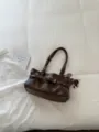 Retro braune Nieten Schultertasche für Damen, stilvolle große Kapazität Pendler Tasche. - Mit Anhänger / Dunkelbraun
