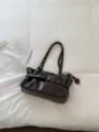 Retro braune Leder Achseltasche Schultertasche mit Metallösen und Schnallen Damen. - Mit Anhänger / Kaffeebraun