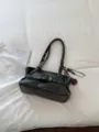 Schwarze Retro Nieten Schultertasche, Kunstleder Achseltasche mit Metallbeschlägen. - Mit Anhänger / Grau
