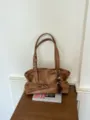 Vintage braune Leder-Achseltasche für Damen, stilvolle große Nieten-Shopper-Umhängetasche. - Mit Anhänger / Hellbraun