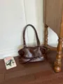 Braune Retro Nieten Achseltasche für Damen, stilvolle Shopper Umhängetasche mit großem Volumen - Ohne Anhänger / Dunkelbraun