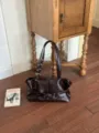Braune Retro Nieten Achseltasche, Glänzendes PU Leder Chic Einzelne Schulter Pendler Tote Tasche - Ohne Anhänger / Kaffeebraun