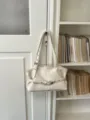 Retro Nieten Achseltasche für Damen, stilvolle große Schulter-Tragetasche in Beige. - Ohne Anhänger / Weiß