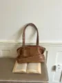Retro braune PU Leder Umhängetasche mit Nieten, stylische und elegante Damentasche für Alltag. - Ohne Anhänger / Hellbraun
