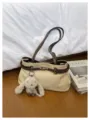 Damen Segeltuch Umhaengetasche stilvolle Freizeittasche Handtasche mit niedlichem Hasenanhaenger - Mit Anhänger / Gebrochenes Weiß