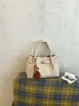 Beigefarbene Damen Ledertasche, Retro-Pendler-Handtasche mit Metallverschluss und Holzperlen. - Mit Anhänger / Gebrochenes Weiß