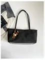 Schwarze Kroko-Muster Tasche für Damen, elegante Pendler-Schultertasche mit Perlenanhänger. - Mit Anhänger / Schwarz