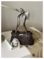 Schicke Damen Umhängetasche mit Leopardenmuster, elegante Handtasche mit Metallverschluss. - Mit Anhänger / Leopard Kaffee