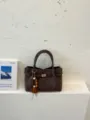 Damen stilvolle braune Tote Tasche Vintage Handtasche Schultertasche Retro Alltagstasche - Mit Anhänger / Kaffeebraun