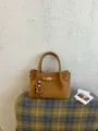 Retro braune Damen Handtasche PU Leder Alltag Shopper Vintage Umhaengetasche mit Behang - Mit Anhänger / Gelbbraun