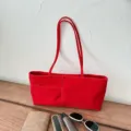 Chique rode fluwelen schoudertas voor dames, stijlvolle minimalistische tote voor dagelijks gebruik. - Helrood