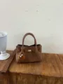 Braune Retro Henkeltasche mit Holzperlen Anhänger und Metallverschluss, elegante Damentasche. - Mit Anhänger / Braun