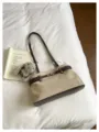 Modische beige Wildleder Umhängetasche mit braunem Leder und edlem Metallschloss für Damen. - Ohne Anhänger / Gebrochenes Weiß