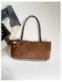 Braune Kroko-Muster Tote Bag Vintage Umhängetasche für Damen elegante Pendler Tasche chic - Mit Anhänger / Braun