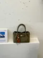 Olivgrüne Retro-Shopper-Tasche, stilvolle Handtasche mit Schloss und Holzanhänger. - Mit Anhänger / Grün
