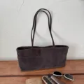 Schicke Wildleder Umhängetasche für Damen, große lässige Pendler Handtasche im Retro Stil. - Klassisches Grau