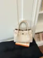 Cremeweisse elegante Damen Handtasche Tote Bag, klassische Freizeit Tasche Variante. - Ohne Anhänger / Gebrochenes Weiß