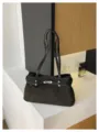 Braune Wildleder-Umhängetasche mit Metallverschluss, elegante Pendler-Tasche für Damen. - Ohne Anhänger / Dunkelgrün