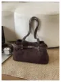 Schicke braune Wildleder-Umhängetasche für Damen, elegante Pendlerhandtasche mit Metallschloss. - Ohne Anhänger / Kaffeebraun