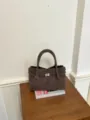 Braune Wildleder-Tasche, Retro-Damenhandtasche für den Alltag mit Drehverschluss. - Ohne Anhänger / Kaffeebraun