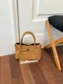 Braune Retro Damentasche, elegante Umhaengetasche fuer Alltag und Pendeln mit Henkel. - Ohne Anhänger / Gelbbraun