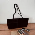 Schicke braune Wildleder Umhängetasche für Damen, stilvolle Achseltasche, minimalistische Alltagstasche. - Ebenholz