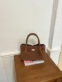 Braune Vintage Damentasche, elegante Handtasche für Alltag und stilvolle Schultertasche. - Ohne Anhänger / Braun