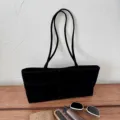 Schwarze Samt Umhängetasche für Damen, lässige große Shopper Tasche für Alltag und elegante Mode. - Schwarz
