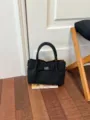Klassische schwarze Damentasche fuer den Alltag elegante Handtasche mit Metallverschluss. - Ohne Anhänger / Schwarz