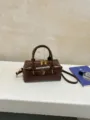 Vintage braune Lackleder Boston Handtasche für Damen, Retro Umhängetasche mit goldener Hardware. - Ohne Anhänger / Braun