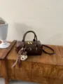 Vintage dunkelbraune Boston Handtasche für Damen, schicke PU Leder Umhängetasche. - Ohne Anhänger / Kaffeebraun