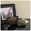 Dunkelgrüne PU Tragetasche Set mit Kosmetiktasche und Fellpompon Anhänger, elegante Freizeittasche. - Grün Mit Anhänger