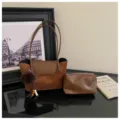 Retro braune Umhängetasche Set mit flauschigem Bommel-Anhänger und passender Tasche für den Alltag. - Braun Mit Anhänger