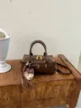 Damen Vintage braune Boston Tasche stilvolle Retro Umhängetasche mit süßem Bärenanhänger - Mit Anhänger / Braun