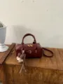 Vintage weinrote Boston Handtasche für Damen, schicke Umhängetasche und Schultertasche - Mit Anhänger / Rot