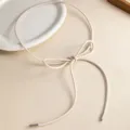 Cinturón fino minimalista de cuerda de piel con puntas de metal y detalle de lazo para vestido. - Bañado en Plata Blanco