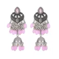 Vue rapprochée détaillée de boucles d'oreilles pendantes style bohème et perles roses. - Rose
