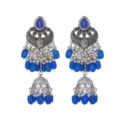 Gros plan détail de boucles d'oreilles ethniques bohèmes en argent avec perles et pierre bleues. - Bleu saphir