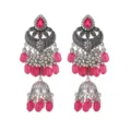 Gros plan de boucles d'oreilles style ethnique, argent vieilli, perles roses et strass. - Rose rouge