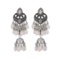 Gros plan detail des boucles doreilles ethniques en argent avec pampilles blanches. - Blanc