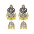 Gros plan détaillé de boucles d'oreilles pendantes style ethnique avec perles jaunes. - Jaune