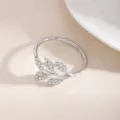 Portatovaglioli in metallo argento con strass lucidi per la decorazione della tavola. - Foglia (X1132-15)