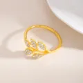 Portatovagliolo in metallo dorato a forma di foglia con strass brillanti per decorare la tavola. - Foglia (X1132-13)