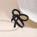 Dettaglio portatovagliolo con fiocco nero, elegante decorazione da tavola in metallo. - Fiocco (X1132-11)